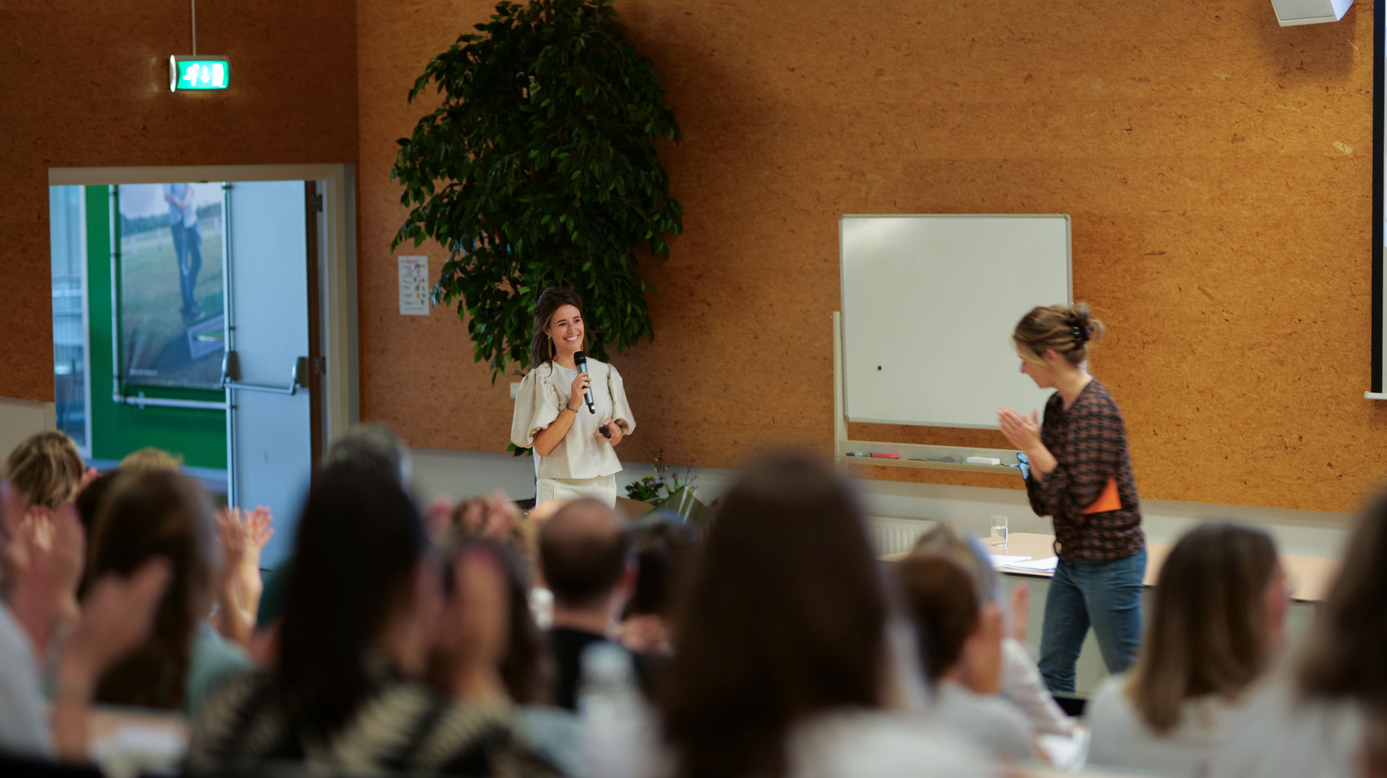 Larissa Kapnissakis geeft een masterclass voor een volle zaal